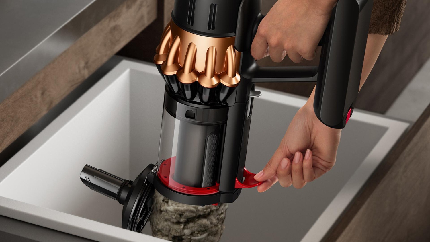 Hygienické vyprázdňovanie nádoby tyčového vysávača Dyson V16 Piston Animal Submarine
