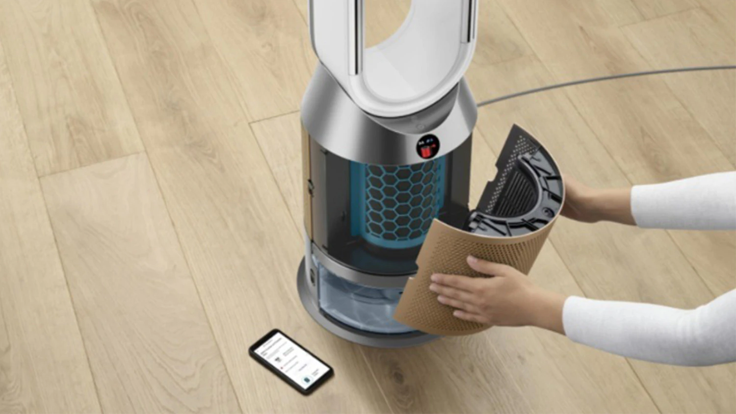 Ženské ruce při nastavování čističky vzduchu Dyson Purifier Humidify + Cool PH05