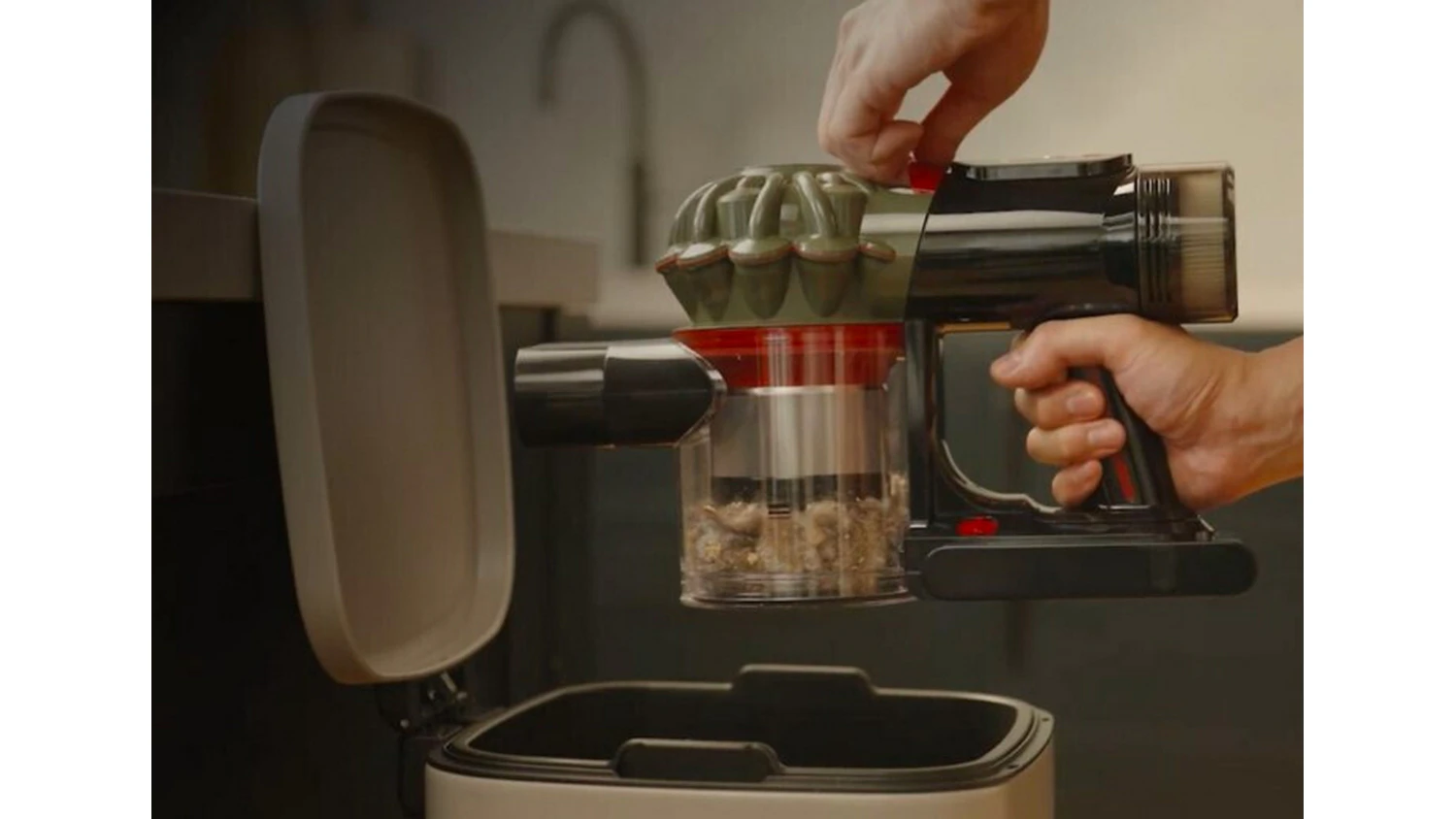 Vysyp&aacute;v&aacute;n&iacute; odpadn&iacute; n&aacute;doby