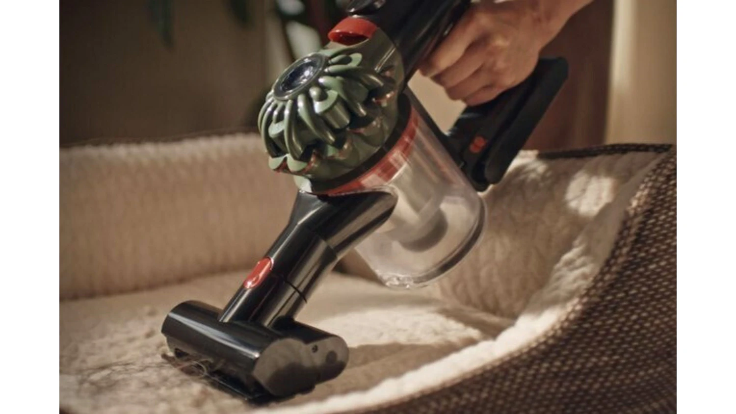 Dyson V8 Cyclone vys&aacute;v&aacute; zv&iacute;řec&iacute; pelech jako ručn&iacute; vysavač