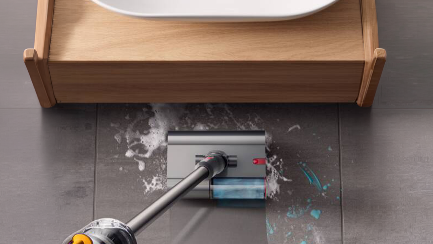 Dyson V12s čist&iacute;c&iacute; mokrou podlahu