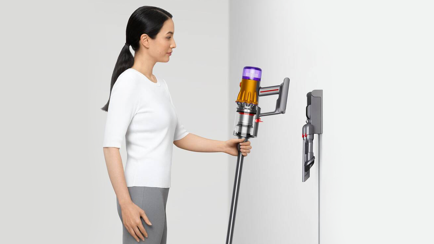 Žena zavě&scaron;uj&iacute;c&iacute; Dyson V12s na drž&aacute;k