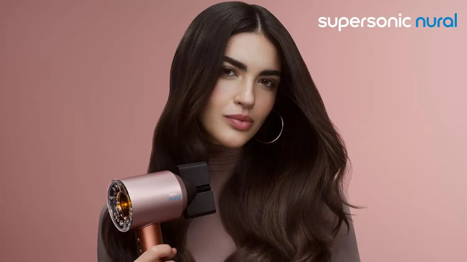Žena použ&iacute;vaj&uacute;ca su&scaron;ič Dyson Supersonic Nural HD16 T3/T4 jant&aacute;rovo hodv&aacute;bny