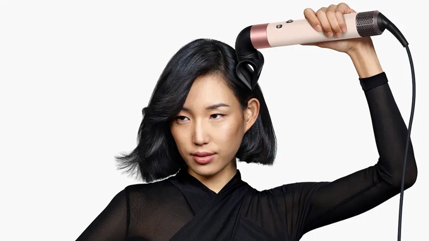 Kr&aacute;tkovlas&aacute; žena si upravuje vlasy s Dyson Airwrap