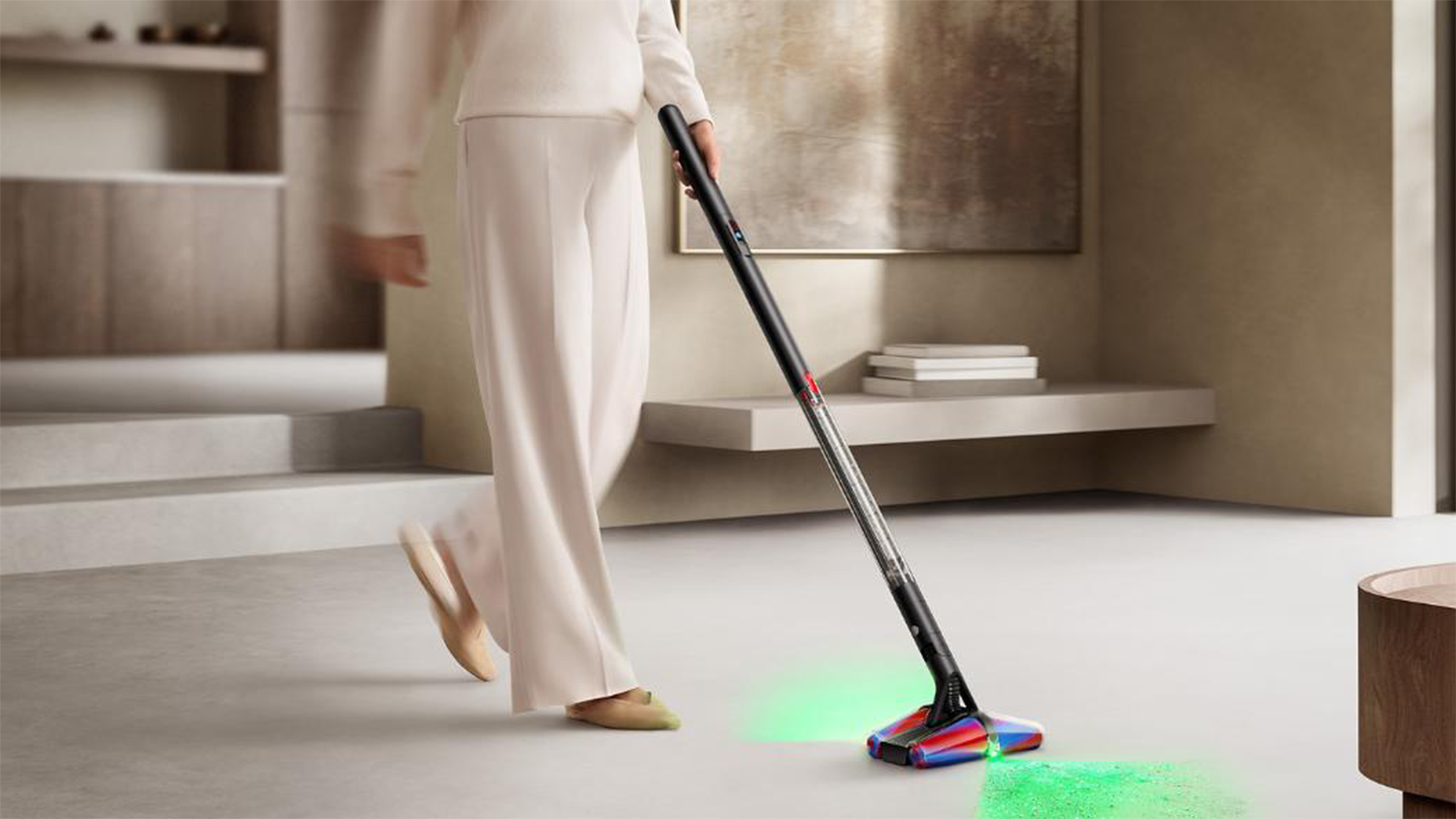Žena vysáva pomocou Dyson PencilVac Fluffycones