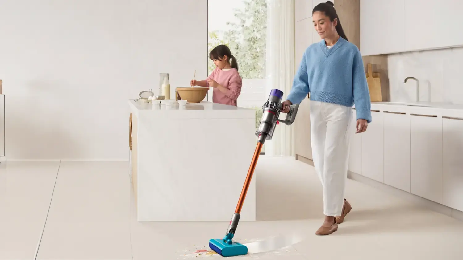Žena vytiera tyčovým vysávačom Dyson V10 Submarine