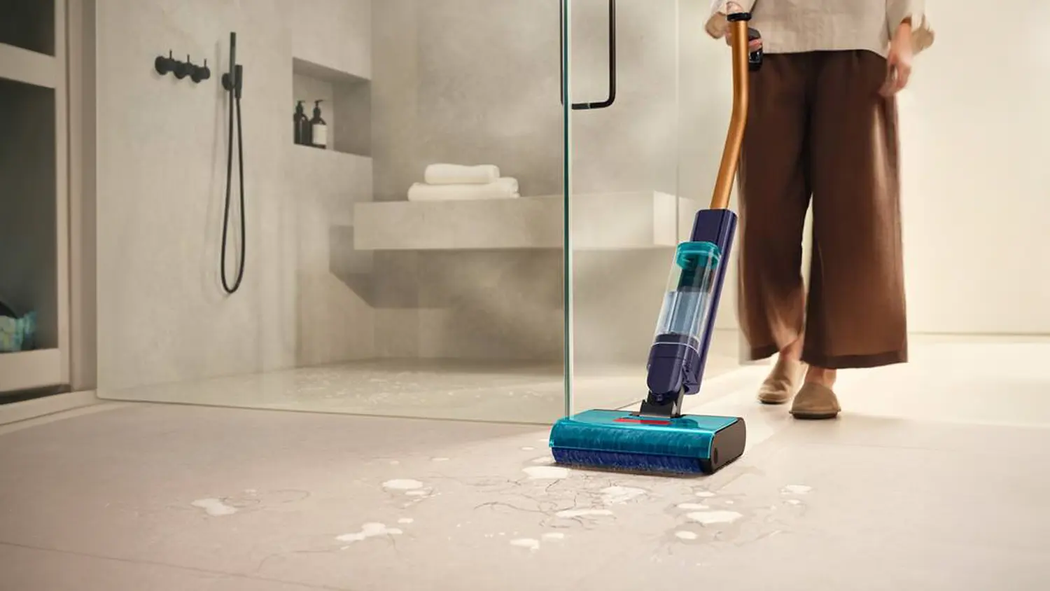 Žena vytiera s podlahovou umývačkou Dyson Clean+Wash