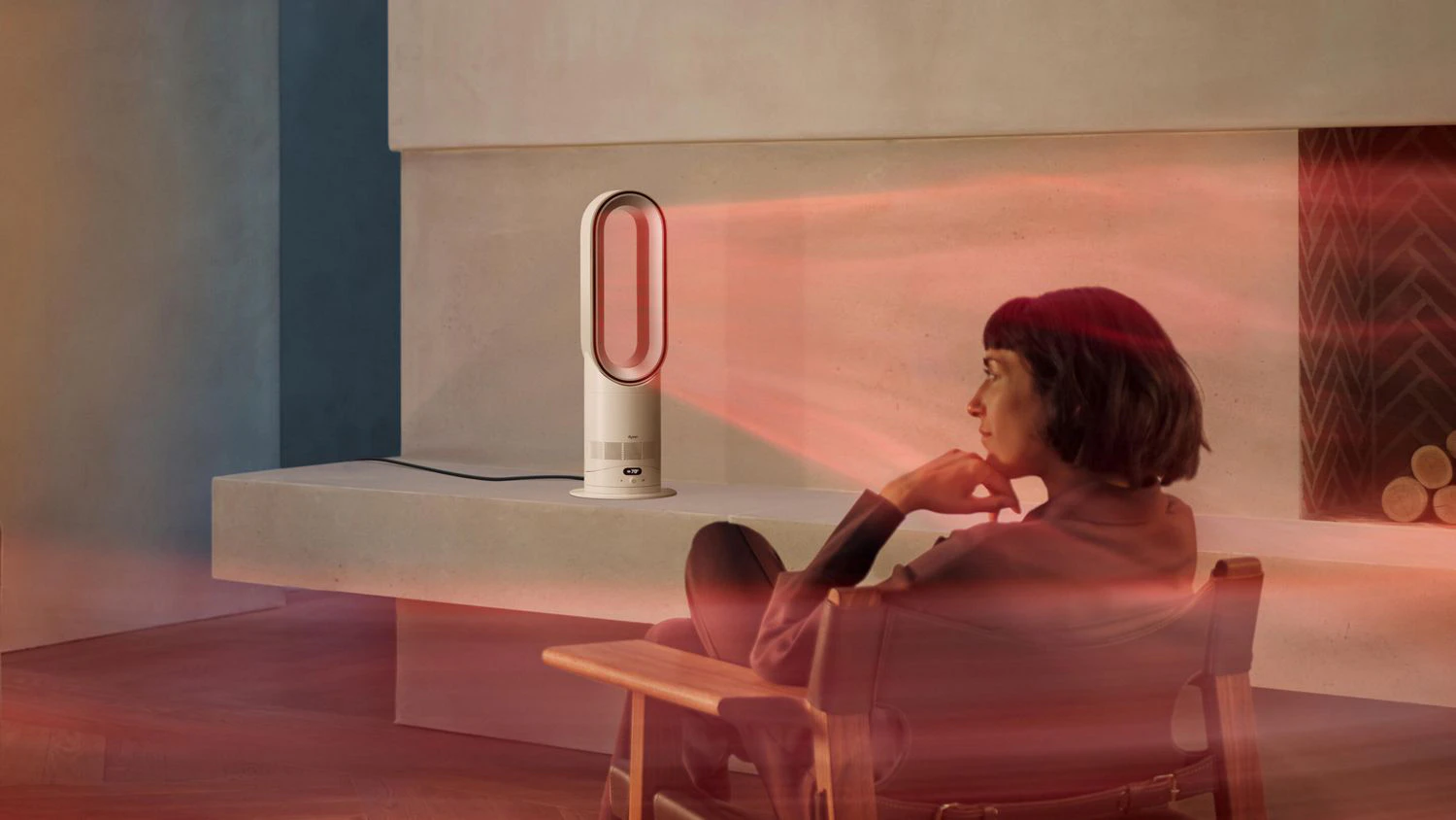 Žena v kresle oproti ventil&aacute;toru Dyson so simul&aacute;ciou pr&uacute;denia vzduchu