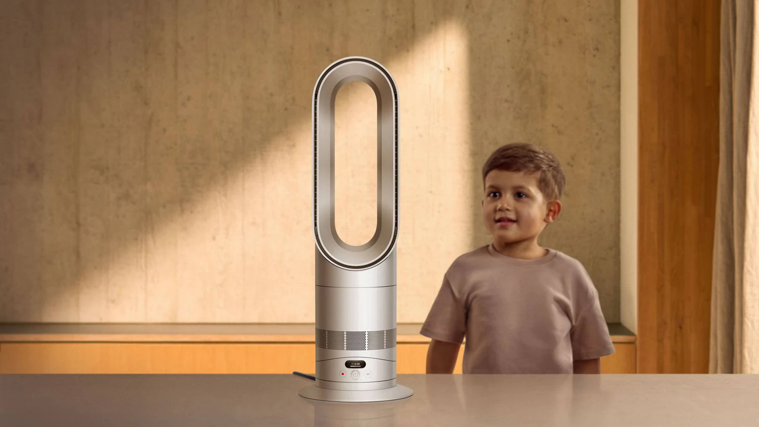 Dieťa stojace pri ventil&aacute;tore Dyson
