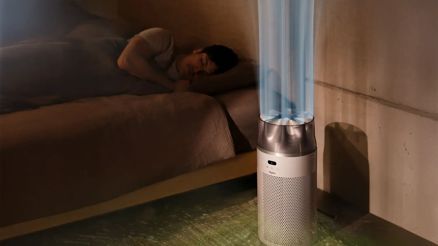 Muž spiaci v posteli a čistička Dyson