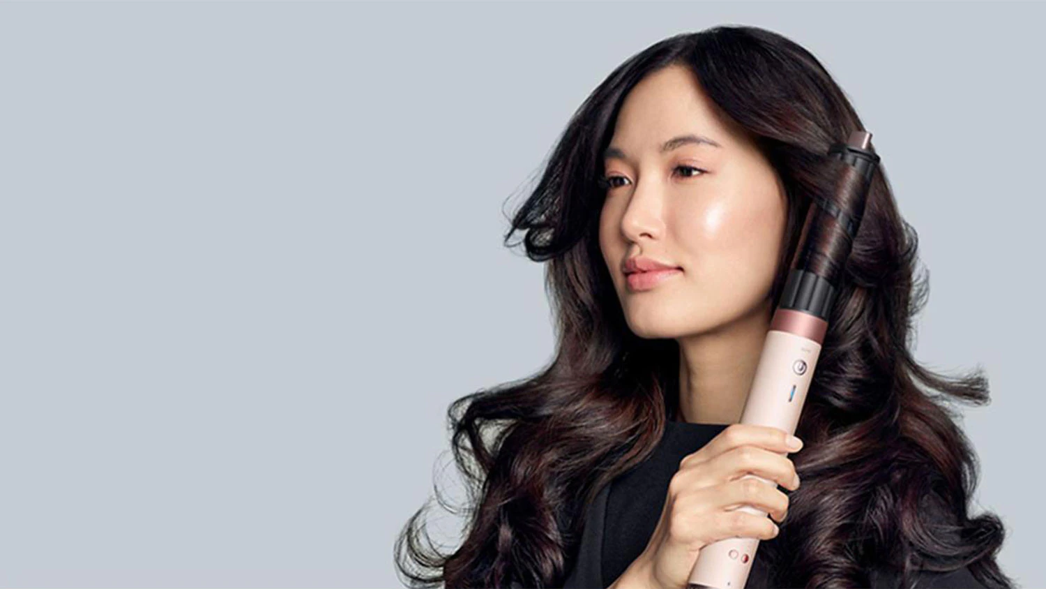 Žena upravujúca si vlasy multistylerom Dyson Airwrap Co-anda