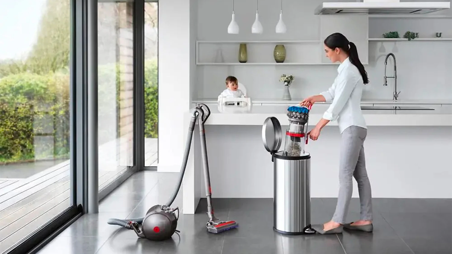 Žena používajúca vysávač Dyson v domácnosti
