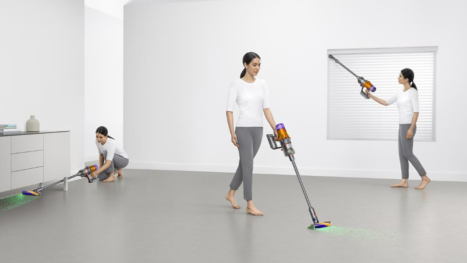 Žena ve třech uk&aacute;zk&aacute;ch &uacute;klidu s vysavačem Dyson V12