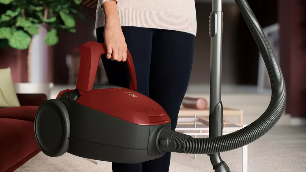 S&aacute;čkov&yacute; vysavač Electrolux Pure D8 PD82-ANIMA v ruce ženy_05