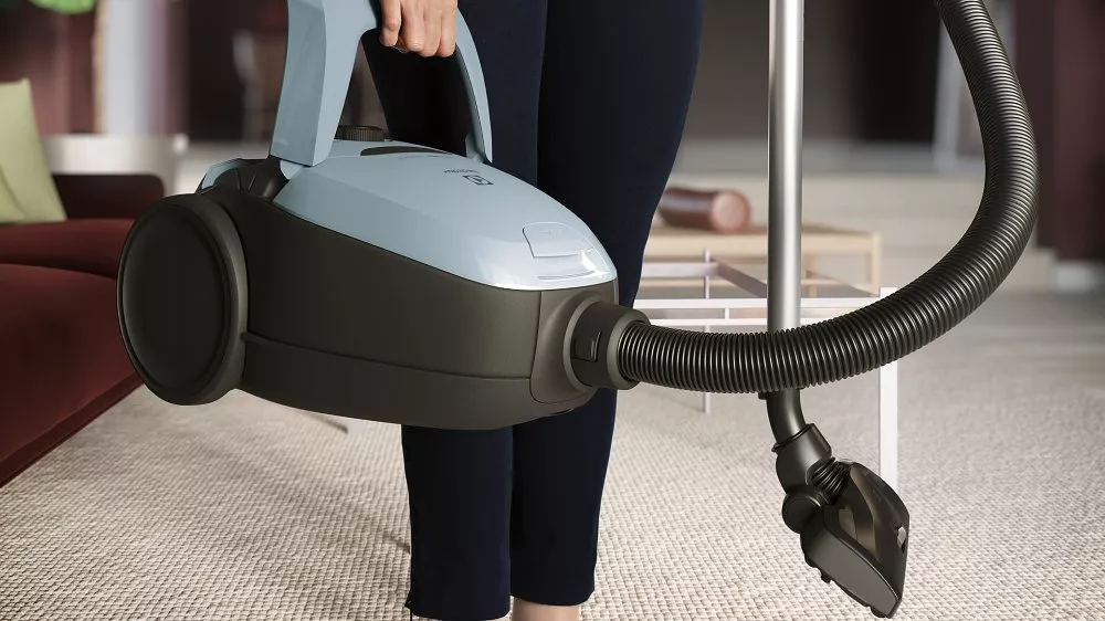 Sáčkový vysavač Electrolux Pure D8 PD82-4MB v ruce ženy_02