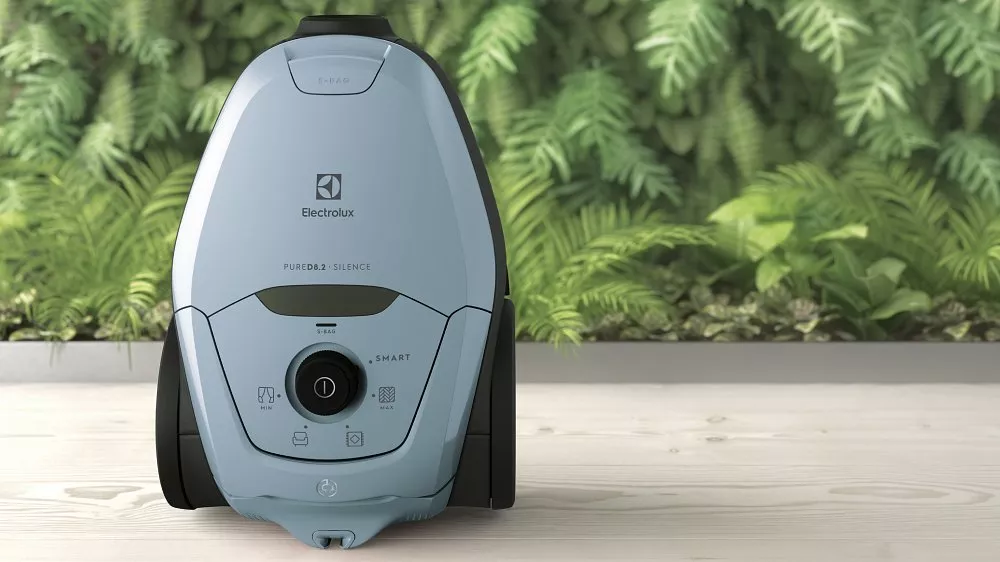 Sáčkový vysavač Electrolux Pure D8 PD82-4MB na zeleném pozadí kapradin_03