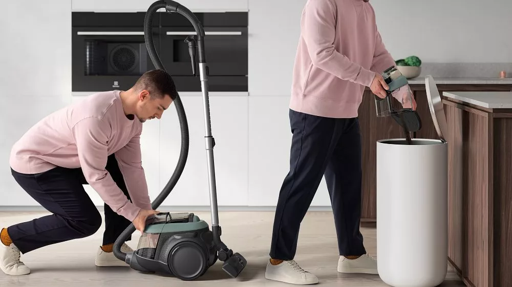 Bezsáčkový vysavač ELECTROLUX EL61C2OG vysypávání nádoby_02