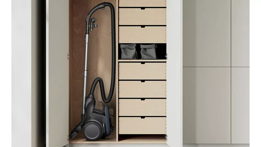BEZSÁČKOVÝ VYSAVAČ ELECTROLUX EL61C3DB ve skříni_03