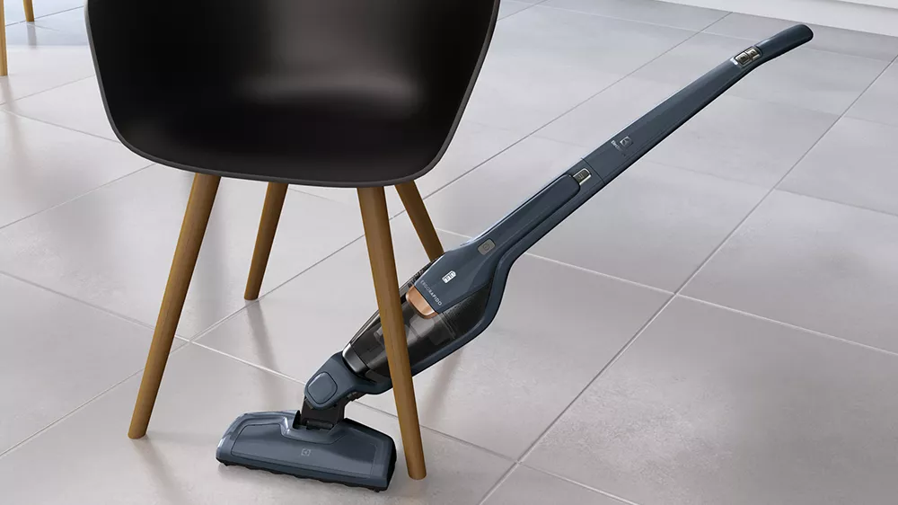 Tyčový vysavač Electrolux Ergorapido Classic EERC75DB vysávání pod židlí_04