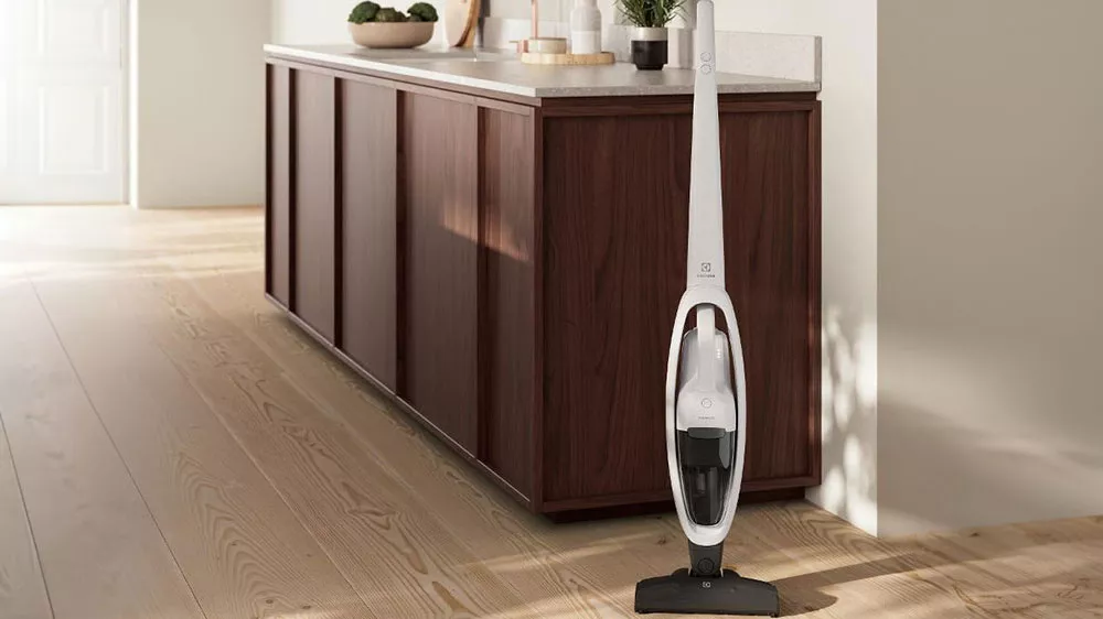 Tyčový vysavač 2v1 ELECTROLUX 300 Clean ES31CB18SH v obýváku_02