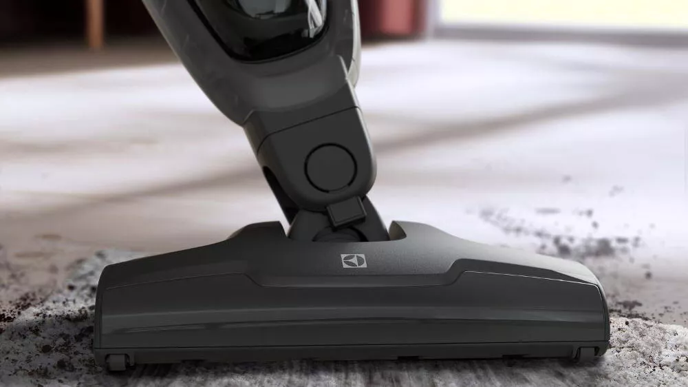Tyčový vysavač 2v1 ELECTROLUX 300 Clean ES31CB18SH vysávání nečistot_04