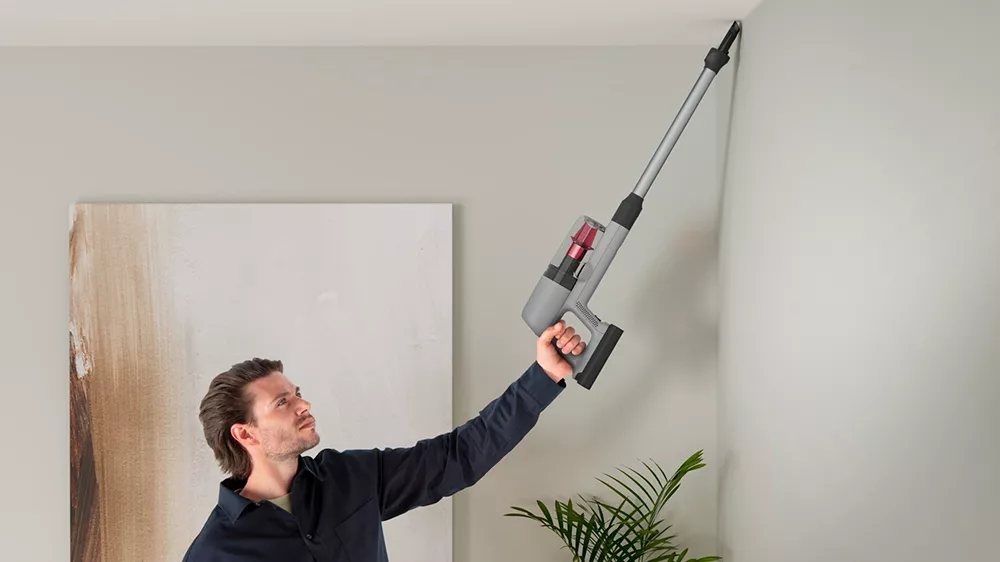 Tyčový vysavač Electrolux 2v1 EP71AB14UG vysávání stropu_03
