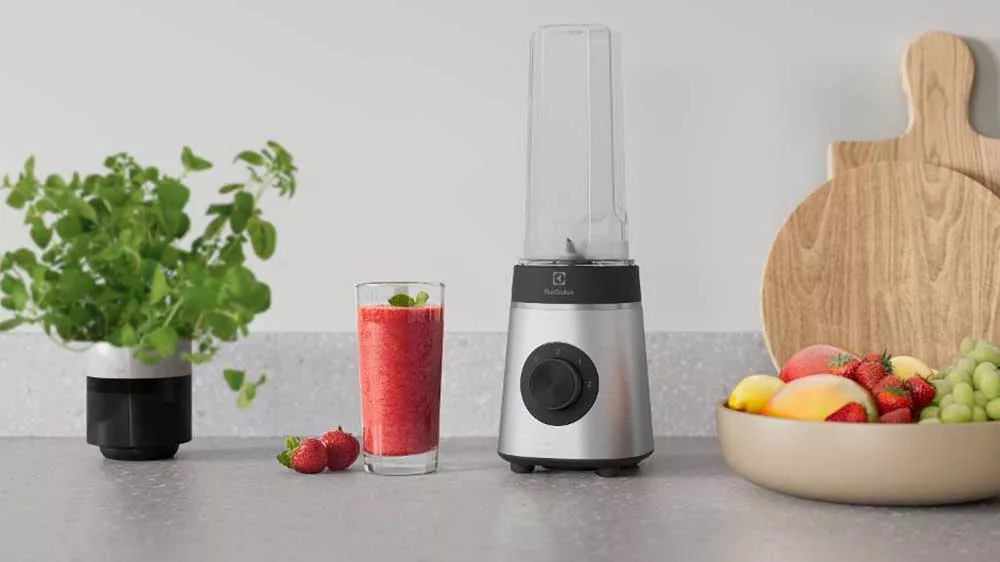 Stoln&iacute; mix&eacute;r Electrolux E4CB1-6ST na kuchyňsk&eacute; lince_02