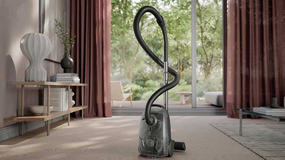 Sáčkový vysavač Electrolux 500 EB51A3WB postavený v obýváku_03
