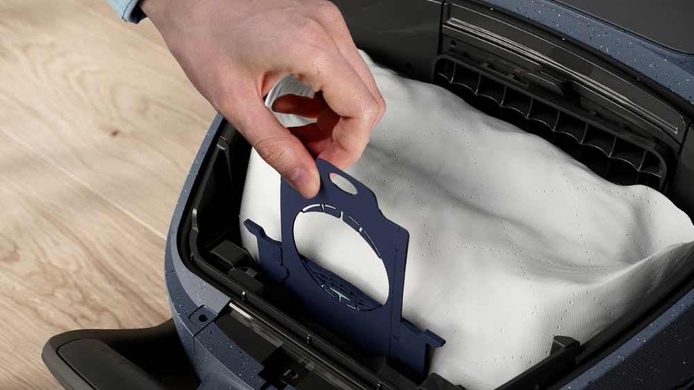 Člověk vytahující sáček z vysavače_03