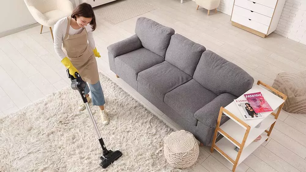 Žena vys&aacute;vaj&iacute;c&iacute; koberec vysavačem Electrolux 600 EP61AB21UG_02