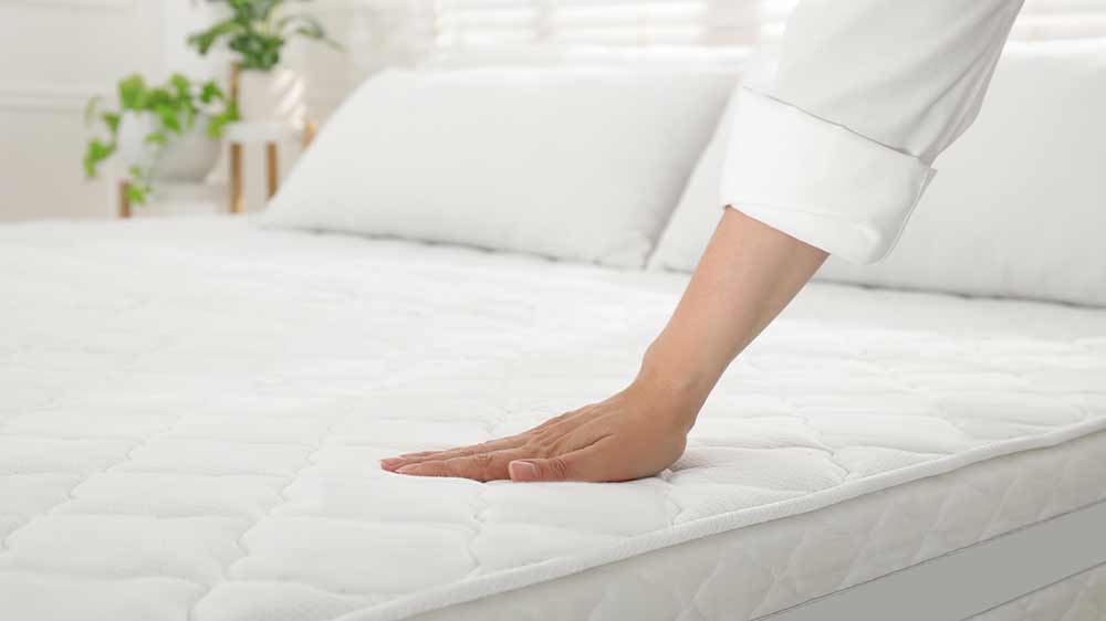 Ruka položená na čisté matraci_02