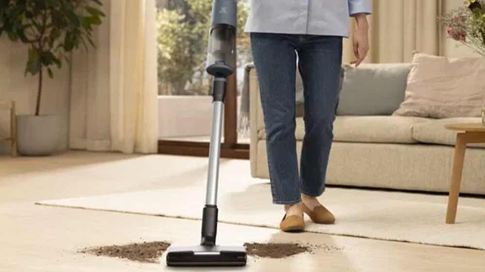 Žena vysávající nečistoty na podlaze vysavačem Electrolux 600 EP61CB21OG_02