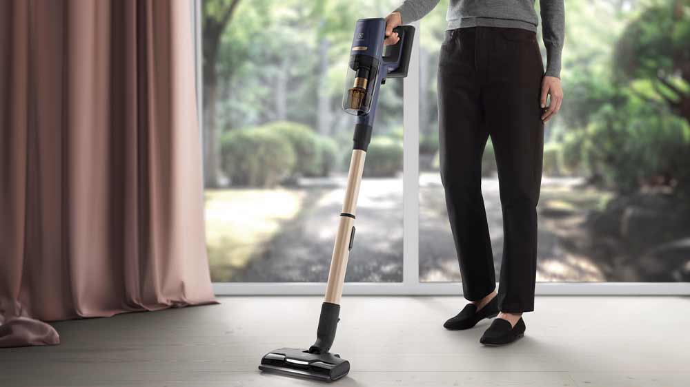 Osoba vysávající s vysavačem Electrolux 800 EP82UB25UG_03