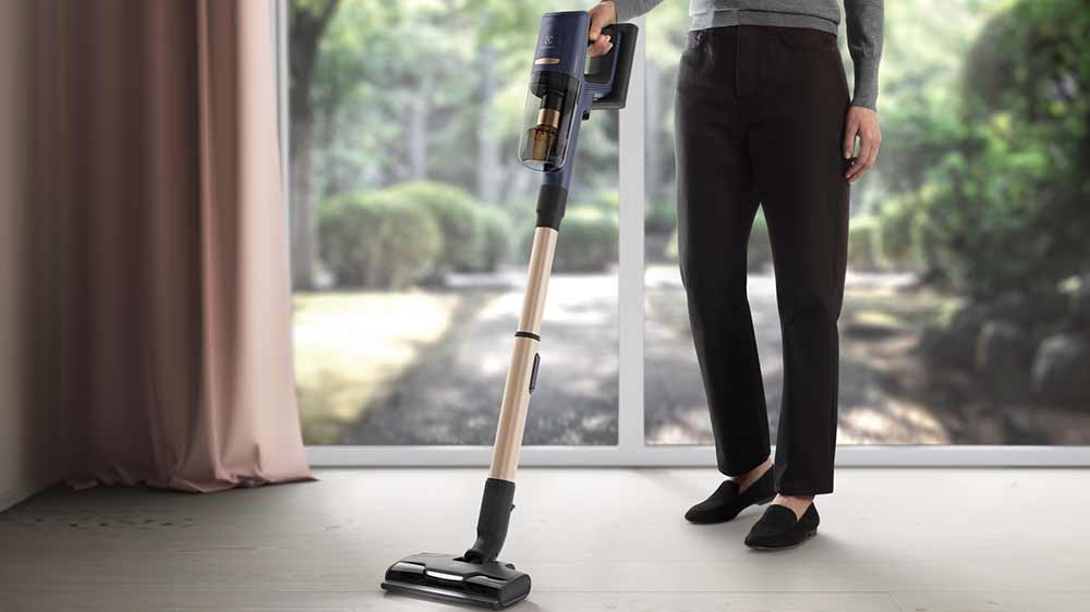 Osoba vysávající s vysavačem Electrolux 800 EP82H25WET_03