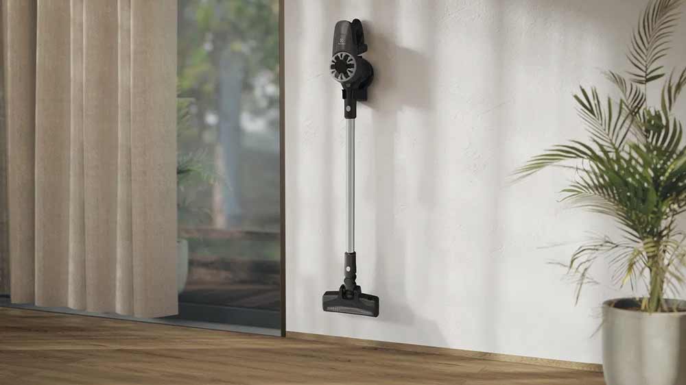 Vysavač Electrolux 300 EP31CB21TG v držáku na zdi_03