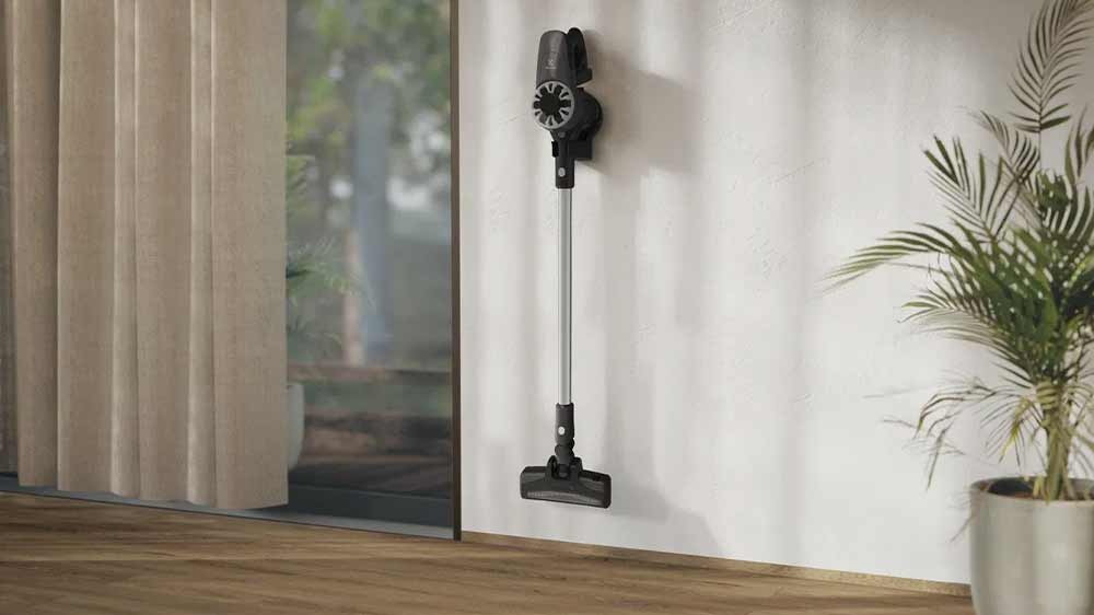 Vysavač Electrolux 300 EP31CB21GP v držáku na zdi_03