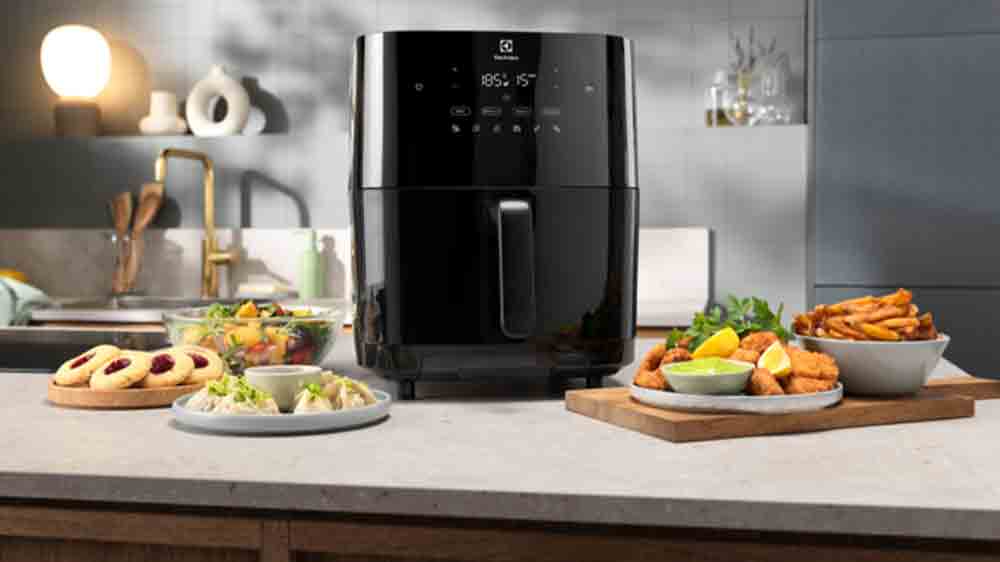 Horkovzdu&scaron;n&aacute; frit&eacute;za Electrolux EAF7SB na lince s tal&iacute;ři j&iacute;dla_03