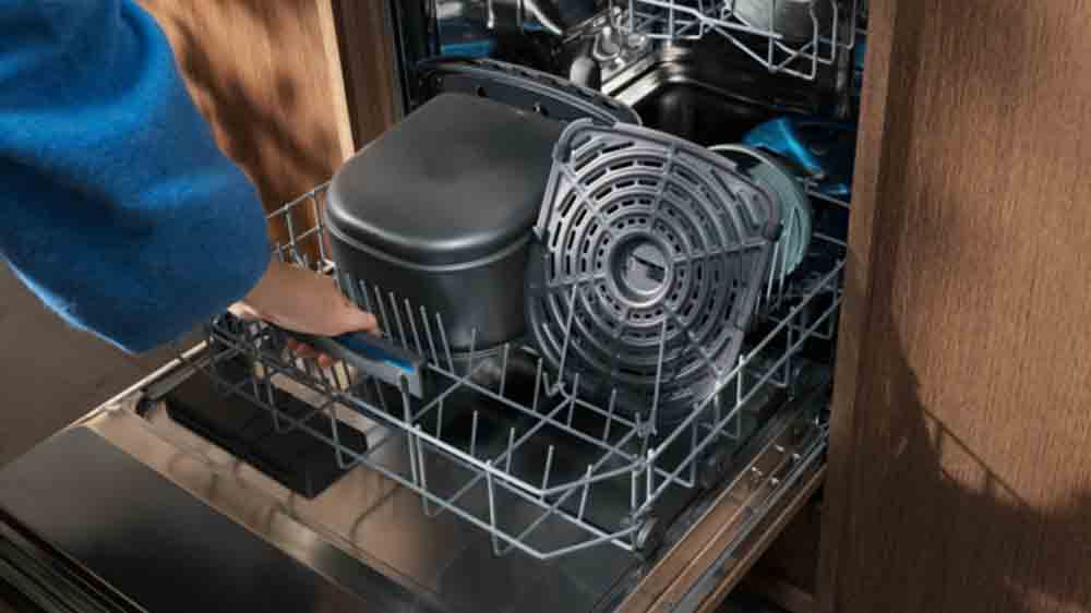 Č&aacute;sti horkovzdu&scaron;n&eacute; frit&eacute;zy Electrolux EAF7SB v myčce_04