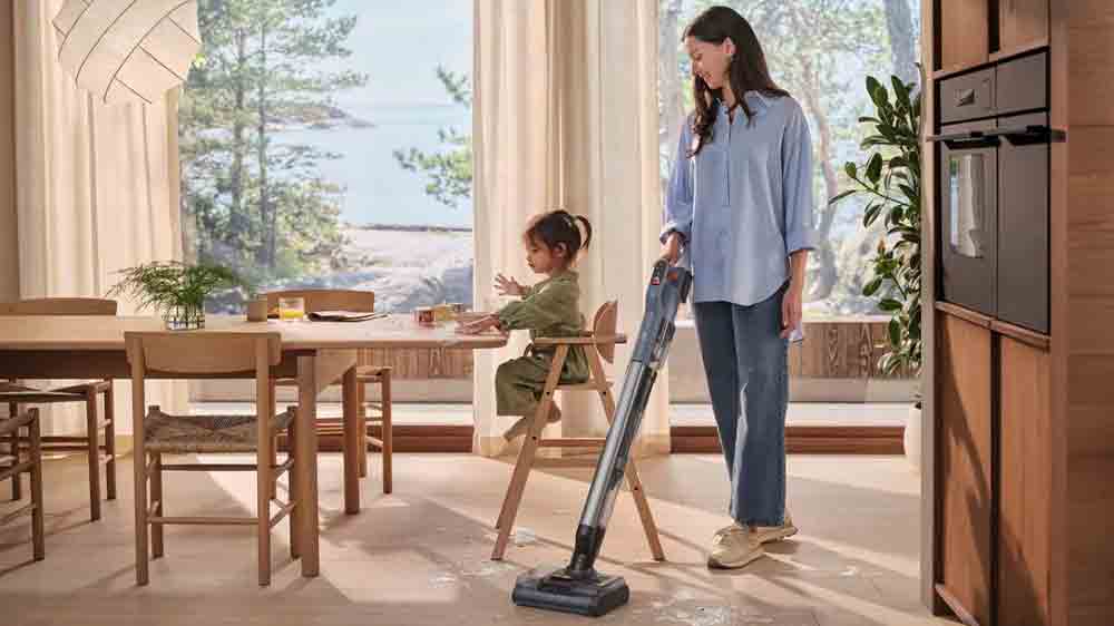 Žena používajúca vysávač Electrolux