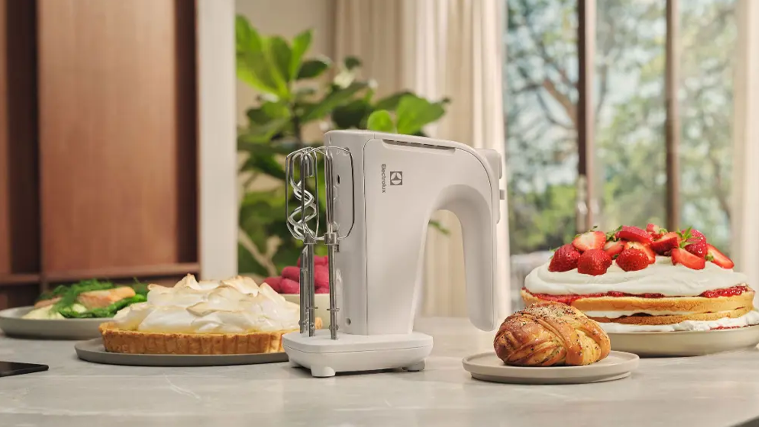 Ruční šlehač Electrolux Mattino 2.0 EHM4W na kuchyňské lince
