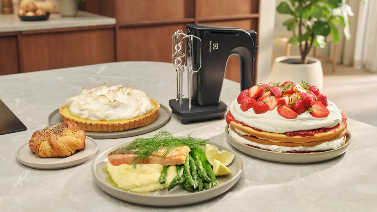 Ruční šlehač Electrolux Mattino 2.0 EHM4B na kuchyňské lince s připravenými pokrmy
