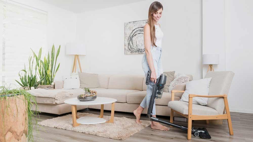 Žena při úklidu s vysavačem ETA 2232 90000 Sonar_02