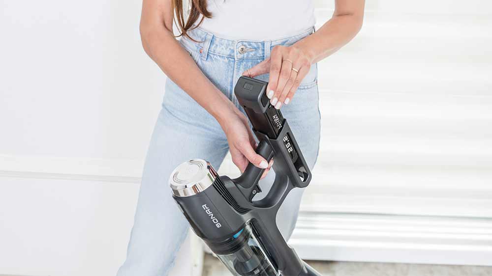 Žena vyndávající akumulátor z vysavače ETA 2232 90000_03