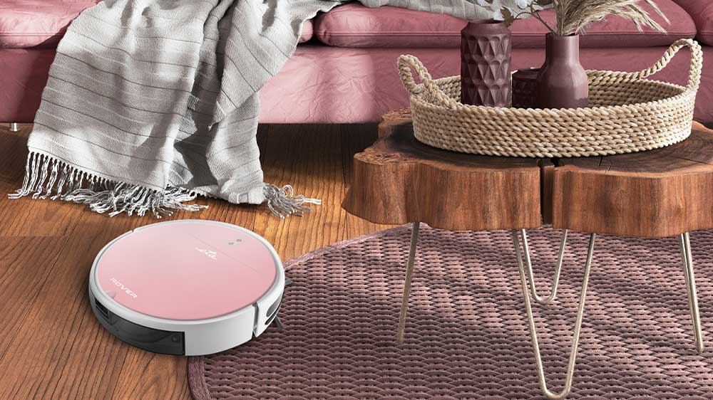 Robotický vysavač Eta Rover 1248 90030 vysávající podlahu s kusovým kobercem před sedačkou_02