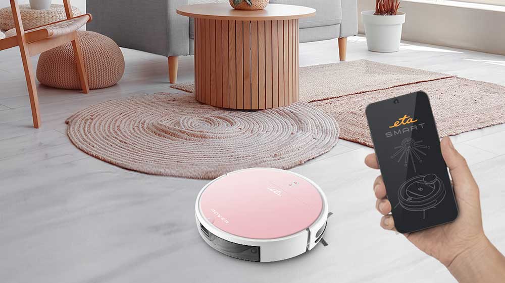 Robotický vysavač Eta Rover 1248 90030 vysávající podlahu s ukázkou ovládání pomocí aplikace v mobilním telefonu_04