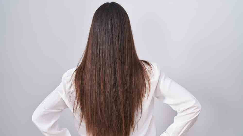 Žena s dlouhými vlasy zezadu_02