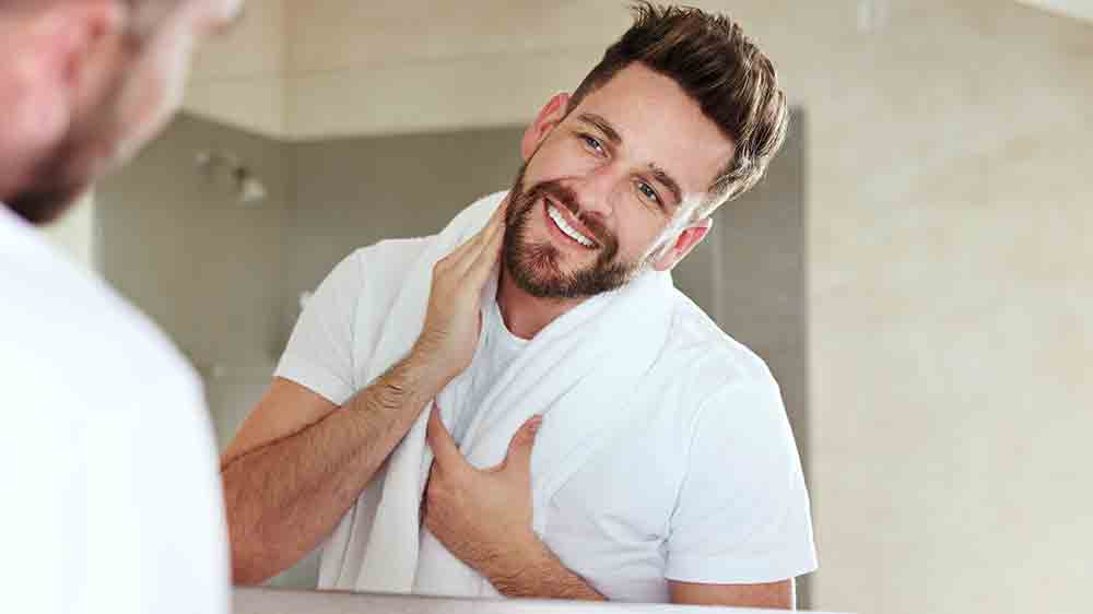 Muž si kontroluje svůj vzhled v zrcadle_02