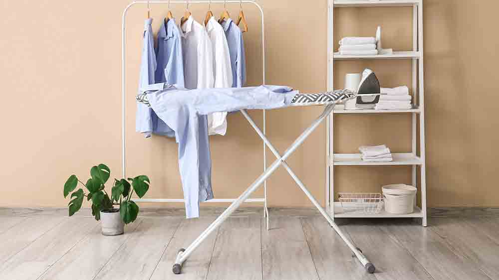 Žehlicí místnost s vyžehlenými košilemi_02