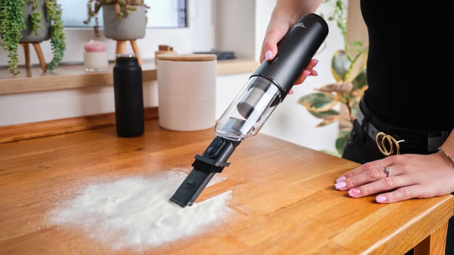 Vys&aacute;vanie drobn&yacute;ch omrviniek zo stola vys&aacute;vačom ETA Handy Go 0253 90000