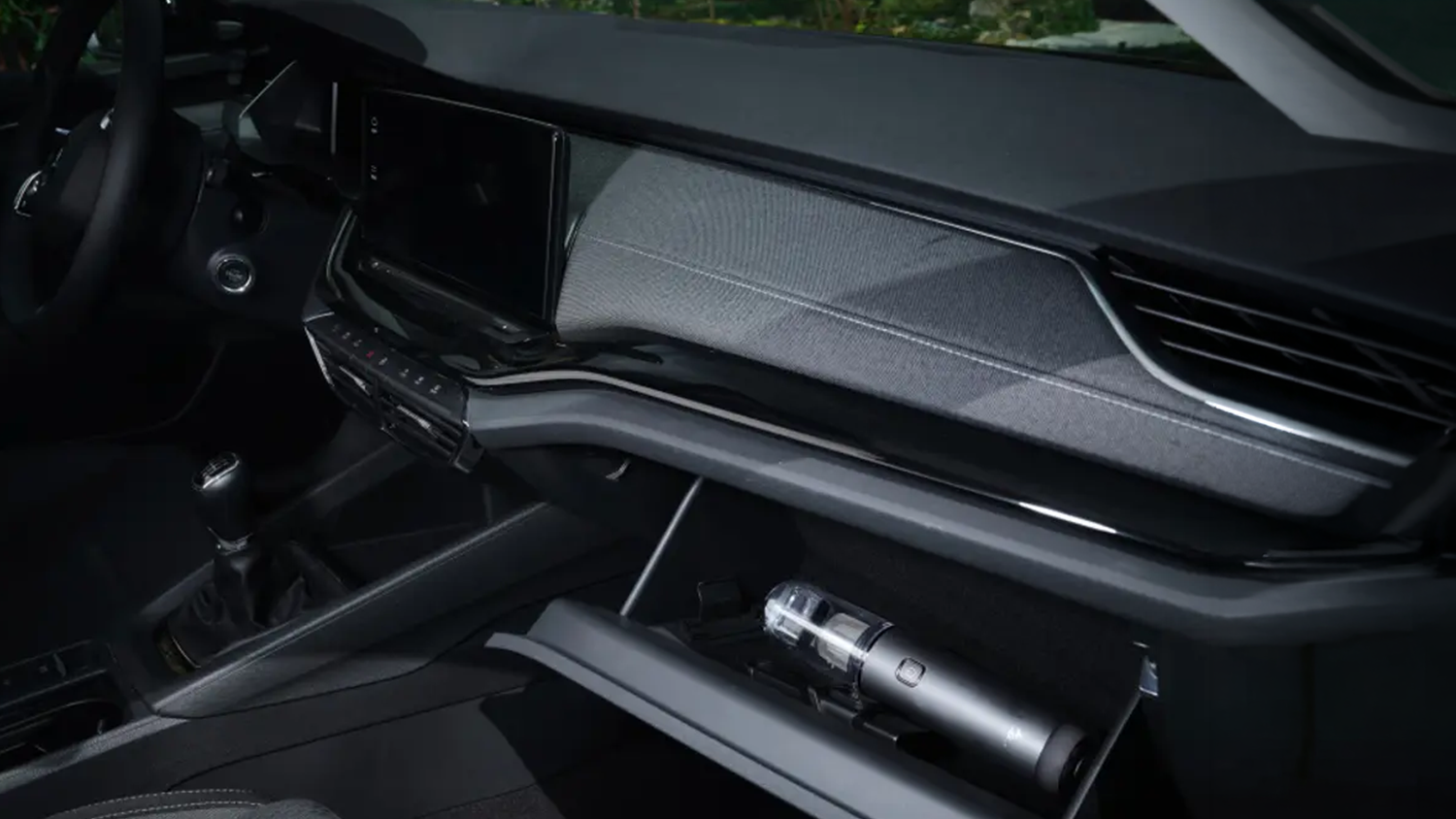 Uloženie vys&aacute;vača ETA Handy Go 0253 90000 do priehradky auta